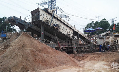 西安鳳凰涅盤公司引進中意移動式破碎站，推動資源再生利用技術研發(fā)